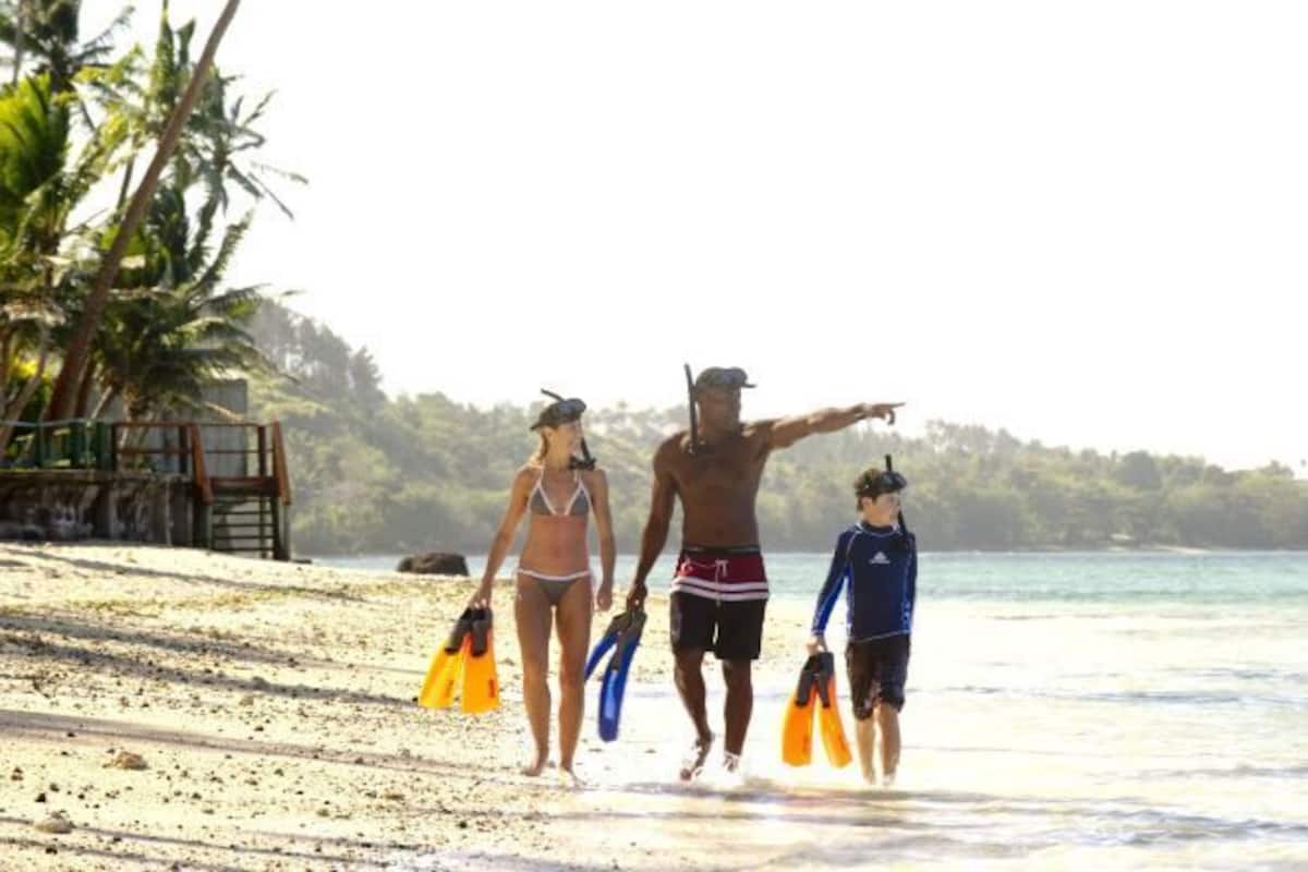 Plage | Plage privée, sable blanc, chaises longues, parasols