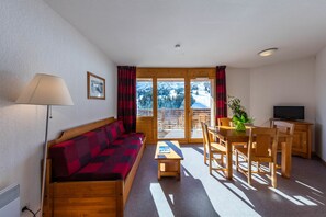 2 pièces, 6 personnes | Salle de séjour | Télévision de 32 pouces avec chaînes numériques