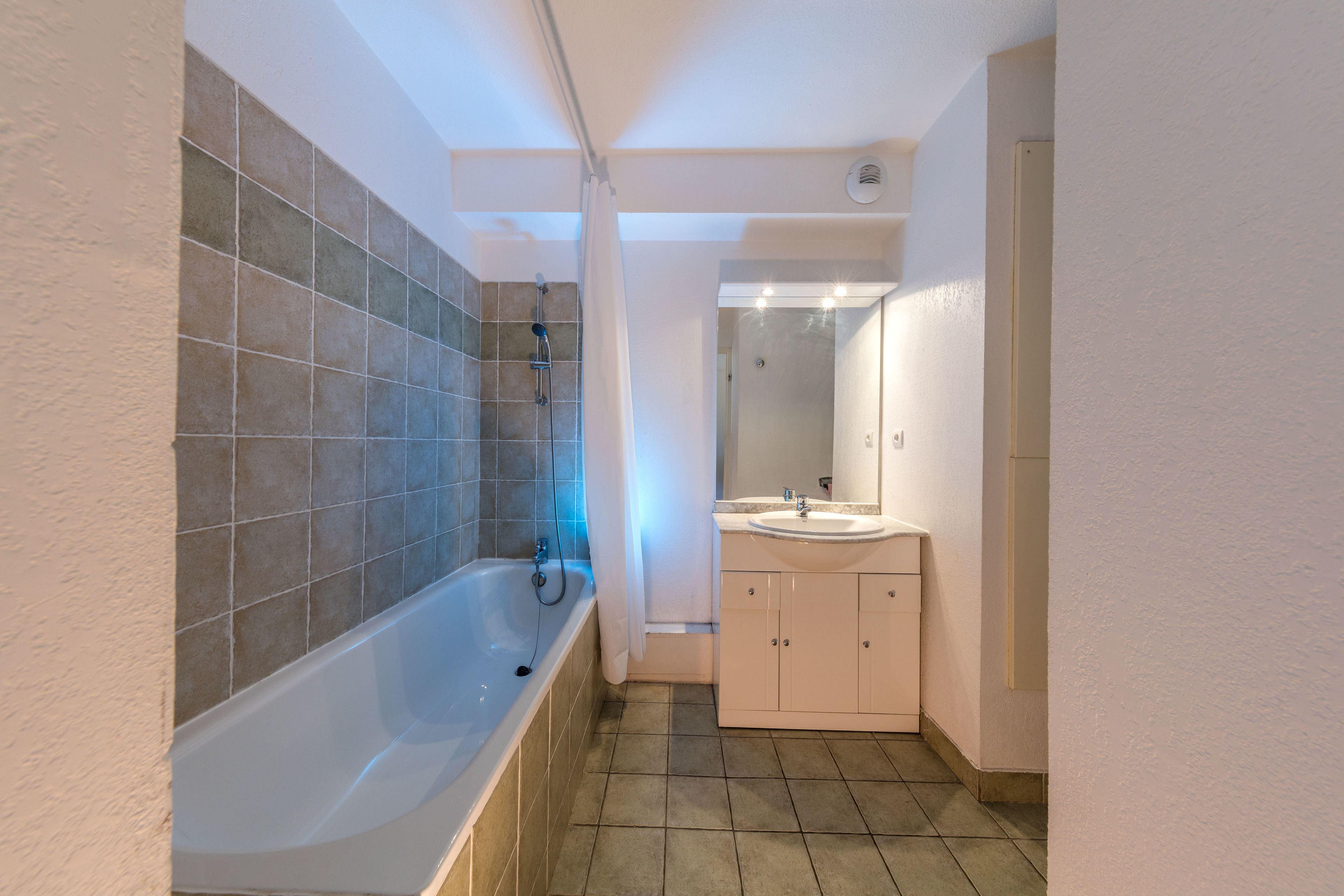 Studio Four People | Bathroom | Shower, towels