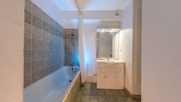 Studio Four People | Bathroom | Shower, towels