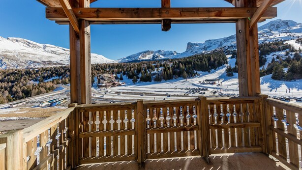 A wooden deck with a view of a snowy mountain landscape. - Noemys les Toits du Devoluy (Le Dévoluy)