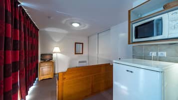 Departamento, 1 habitación | Sala de estar | Televisión de 32 pulgadas con canales digitales