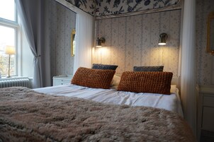 Escritorio, wifi gratis y ropa de cama 