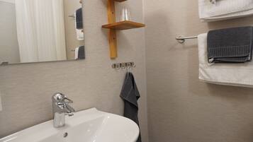 Dusche, HandtĂŒcher, Seife, Shampoo