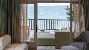 A room with a bed, a chair, and a view of the sea through a glass door. - B House Samui (Koh Samui)
