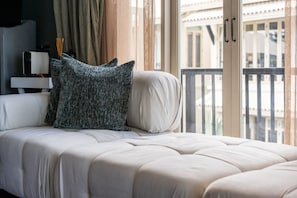 Suite romántica, frente al mar (Beachfront Suite) | Área de sala de estar | Smart TV de 43 pulgadas con canales digitales y televisión 