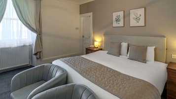 Double Room with Sea View | Escritorio, tabla de planchar con plancha, wifi gratis y ropa de cama