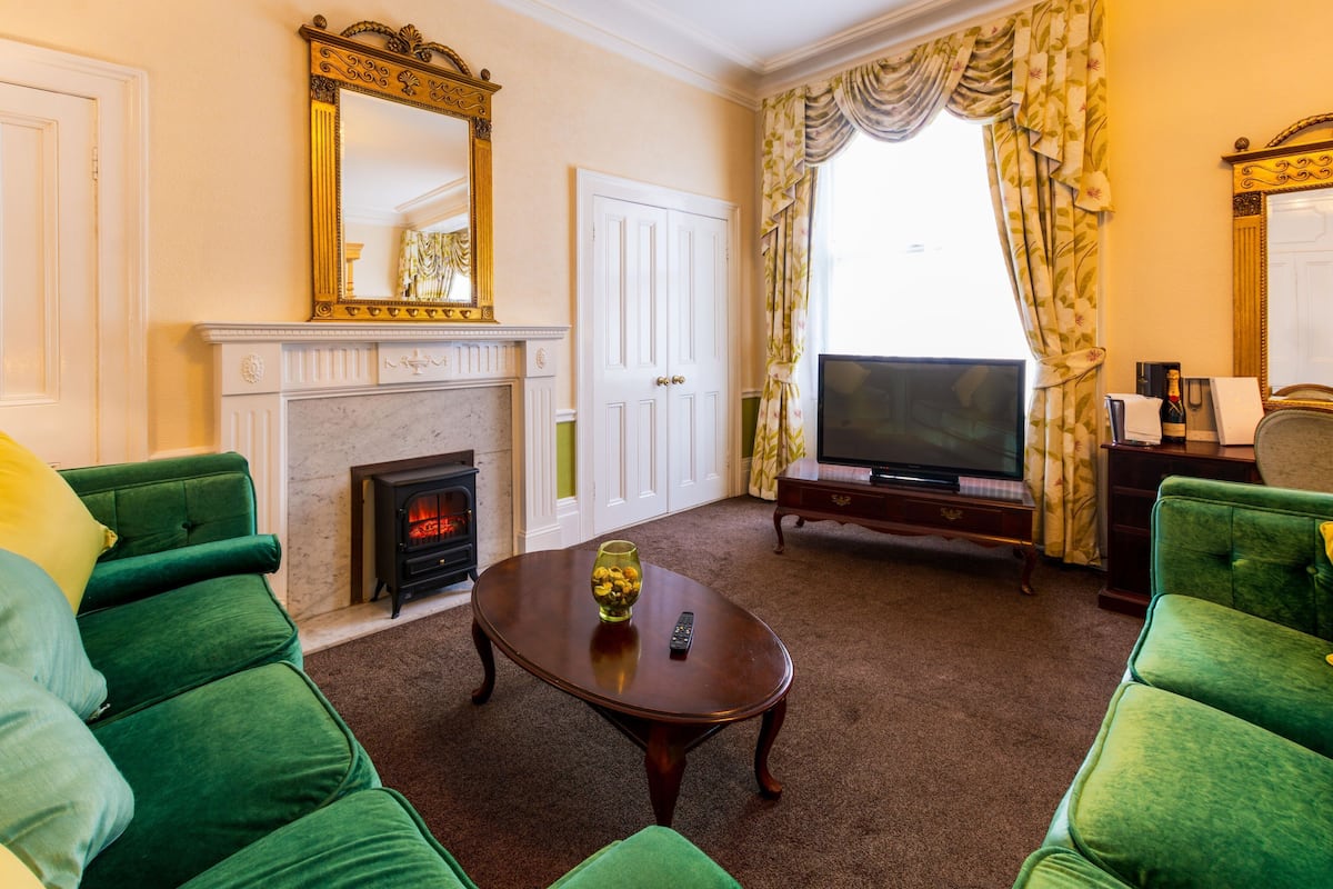 Deluxe Double Room | Desk, iron/ironing board, free WiFi, bed sheets