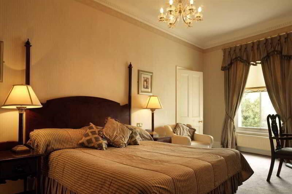Desk, iron/ironing board, free WiFi, bed sheets