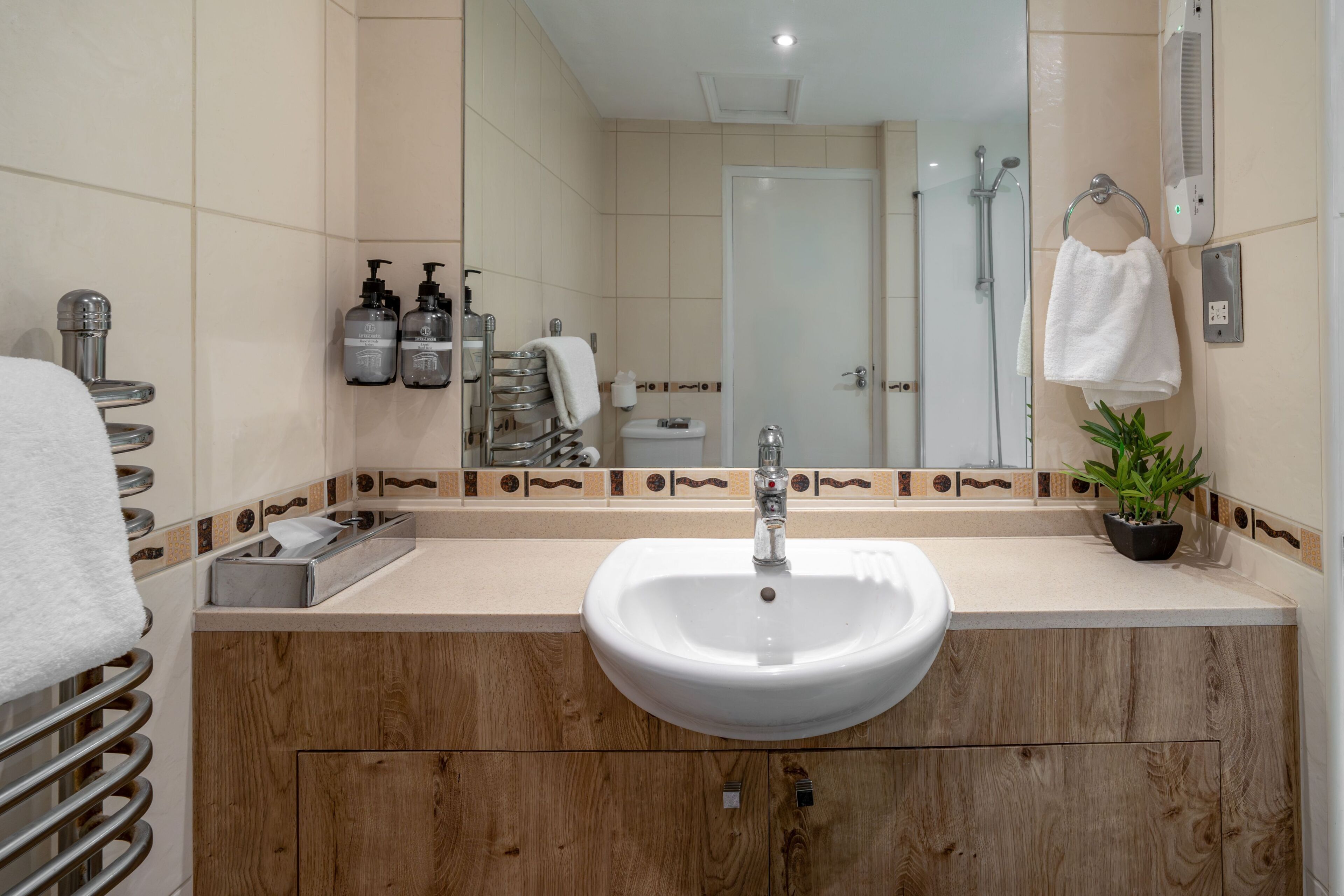Superior Suite | Kamar mandi | Kombinasi shower/bathtub, pengering rambut,  dan handuk