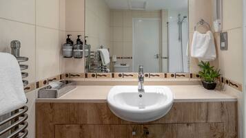 Superior Suite | Kamar mandi | Kombinasi shower/bathtub, pengering rambut, dan handuk
