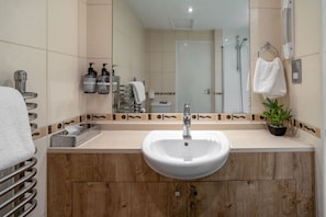 Superior Suite | Salle de bain | Ensemble douche/baignoire, sèche-cheveux, serviettes fournies