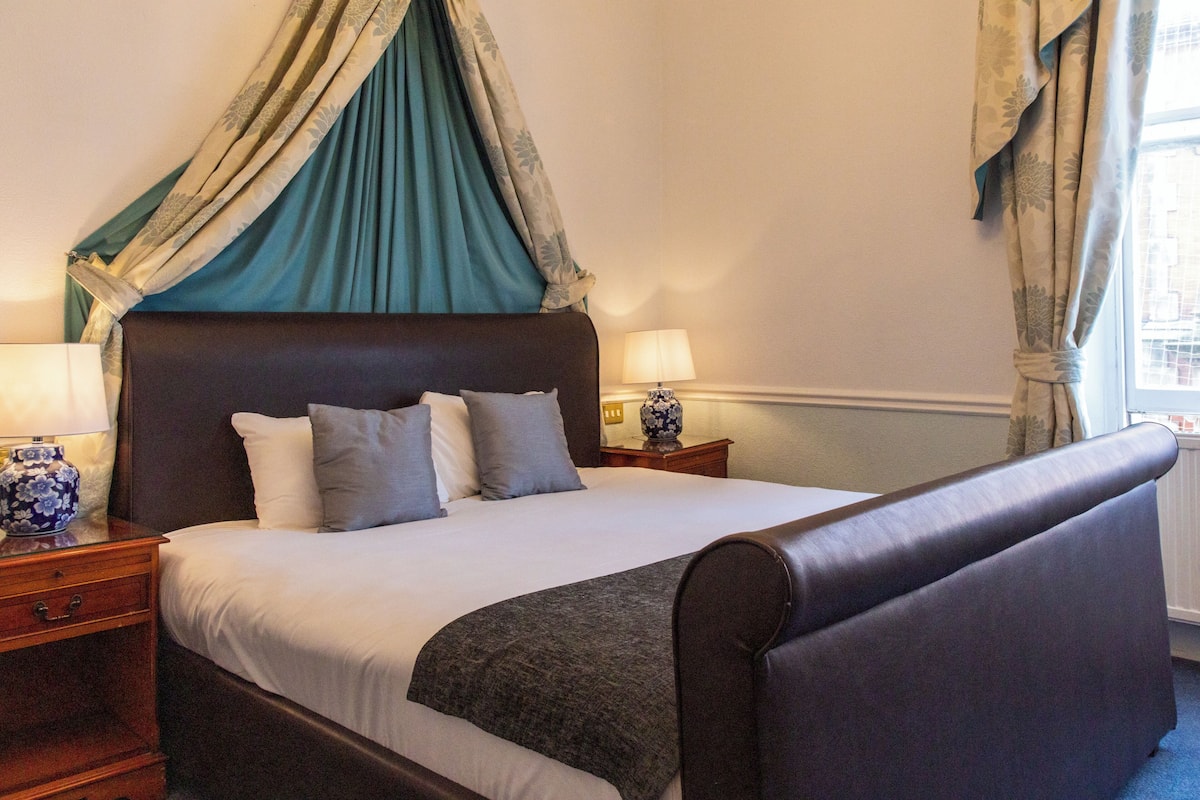 Desk, iron/ironing board, free WiFi, bed sheets