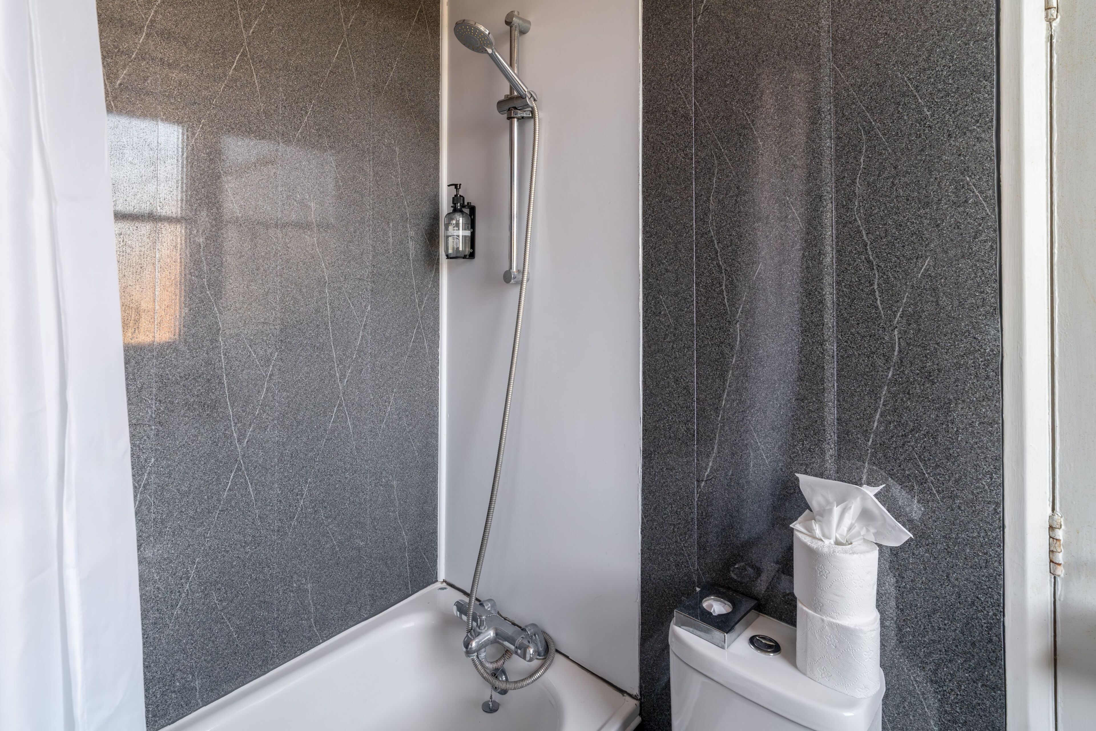 Double Room with Sea View | Kamar mandi | Kombinasi shower/bathtub, pengering rambut,  dan handuk