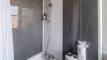 Double Room with Sea View | Kamar mandi | Kombinasi shower/bathtub, pengering rambut, dan handuk