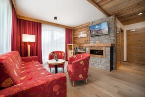 Suite de lujo, balcón, vista a la montaña | Ropa de cama de alta calidad y caja de seguridad en la habitación 