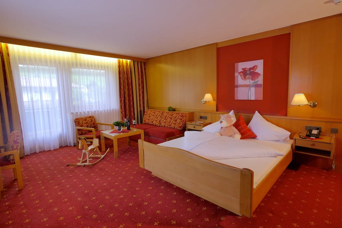 Family Room | Premium bedding, in-room safe, desk, free cots/infant beds