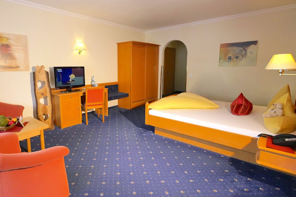 Junior Suite | Premium bedding, in-room safe, desk, free cots/infant beds