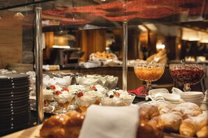 Breakfast buffet - Aktiv und Welnesshotel Kohlerhof  (Fuegen)