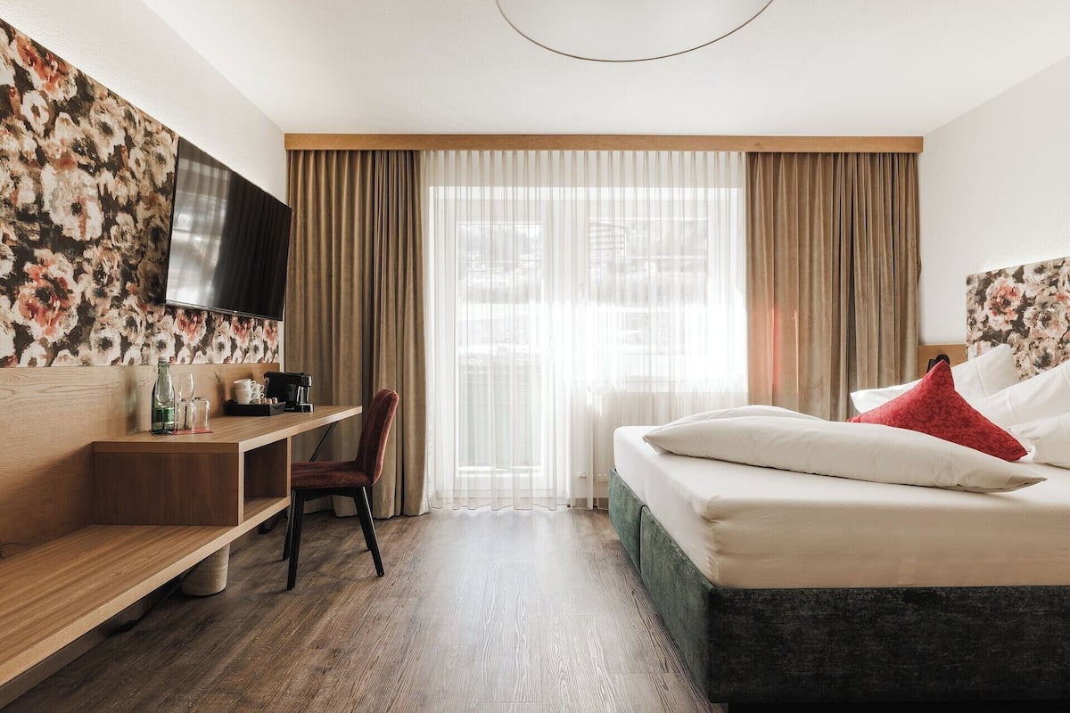 Habitación Confort con 1 cama doble o 2 individuales, balcón | Ropa de cama de alta calidad, caja fuerte, cunas (de pago) y wifi gratis