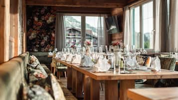 2 restaurants, breakfast, lunch, dinner served; international cuisine