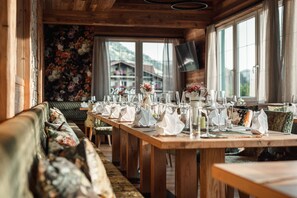 2 ravintolaa, joissa tarjoillaan aamiainen; kansainvälinen keittiö