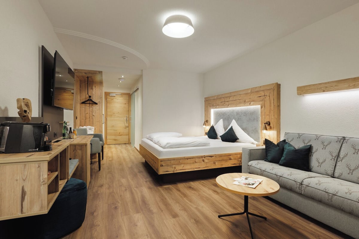 Ropa de cama de alta calidad, caja fuerte, cunas (de pago) y wifi gratis