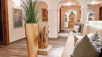 Vartalohoitoja, kuumakivihierontaa, urheiluhierontaa