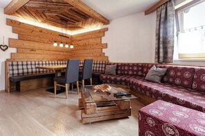 Appartement familial, balcon, dans l’édifice annexe | Aire de séjour | Téléviseur à écran plat