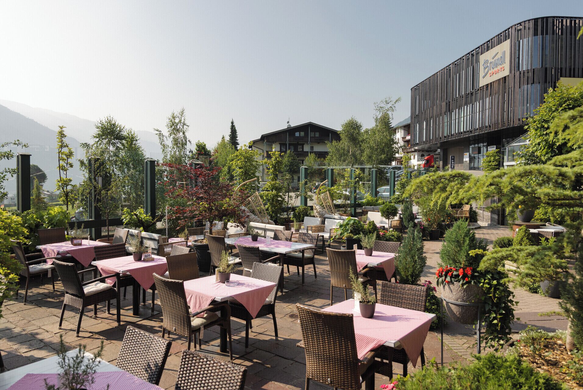 2 restaurants, spécialités Cuisine internationale