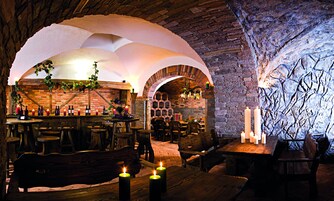 2 restaurants, lunch, dinner served; international cuisine