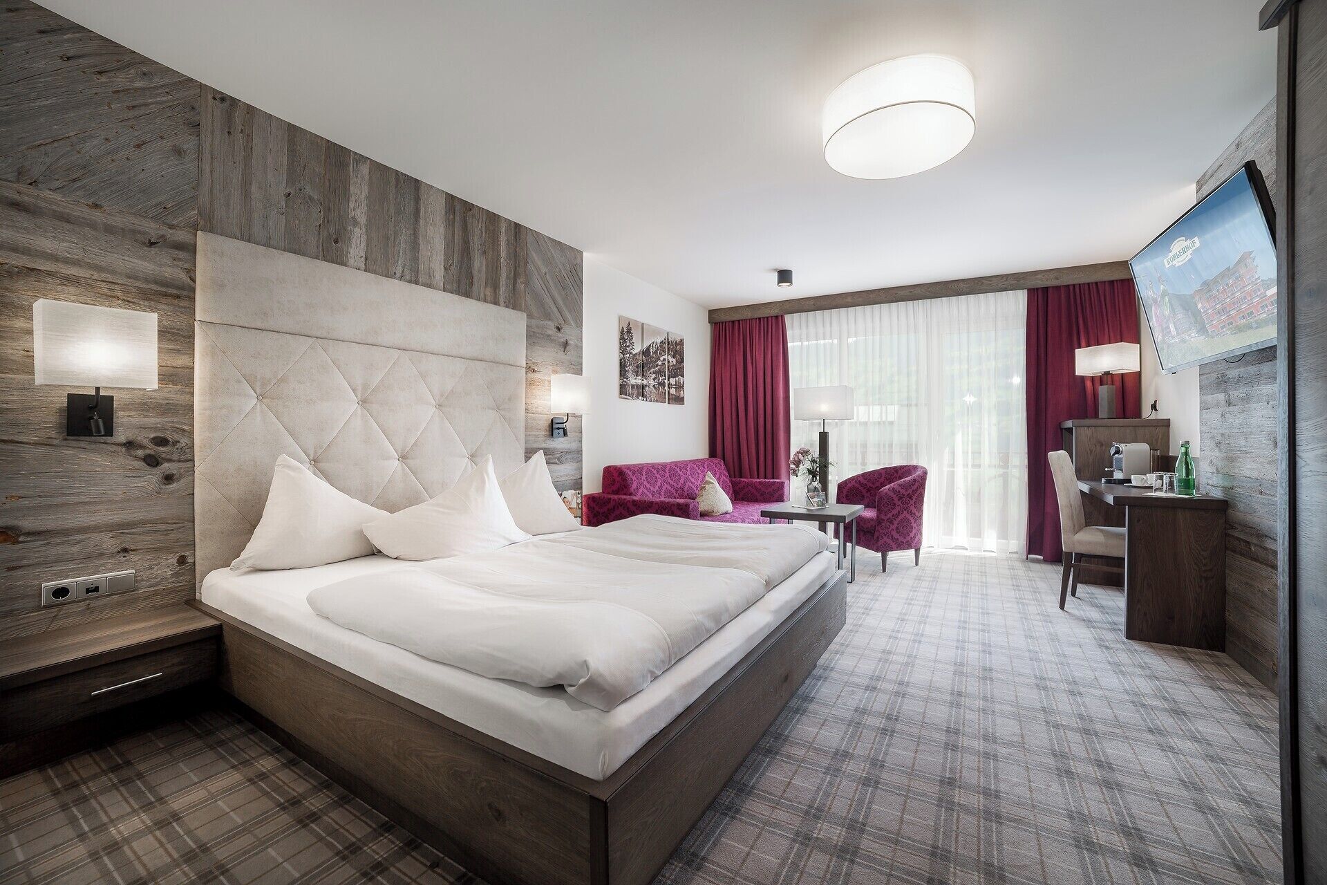 Habitación cuádruple Confort, balcón | Ropa de cama de alta calidad, caja fuerte, cunas (de pago) y wifi gratis