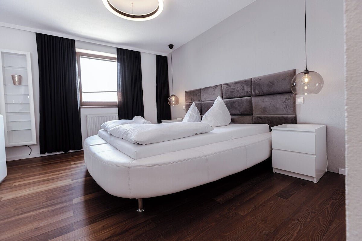 Apartamento familiar, balcón, en edificio anexo | Ropa de cama de alta calidad, caja fuerte, cunas (de pago) y wifi gratis