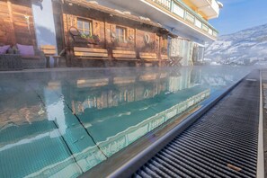 Una piscina cubierta