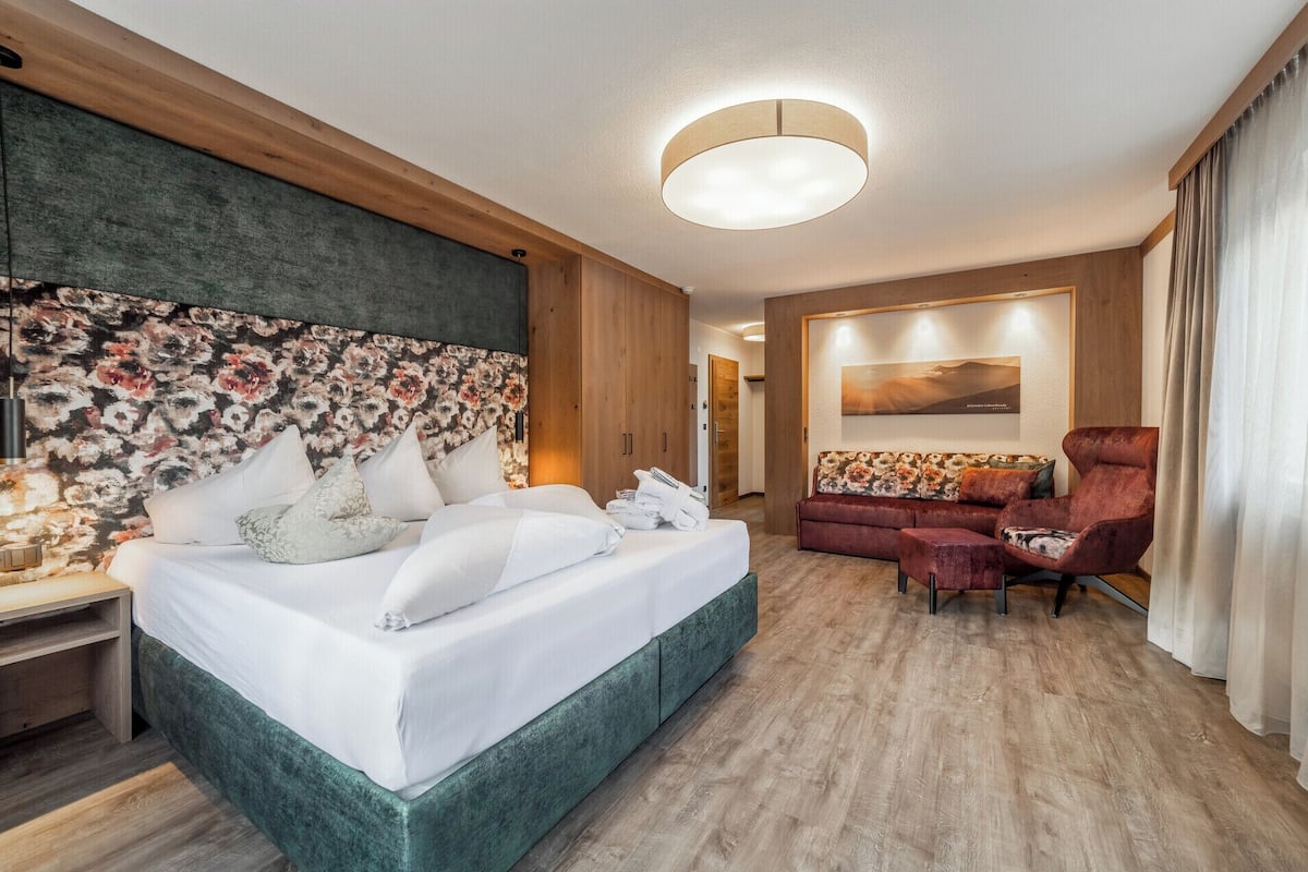 Habitación cuádruple Confort, balcón, vistas a la montaña | Ropa de cama de alta calidad, caja fuerte, cunas (de pago) y wifi gratis