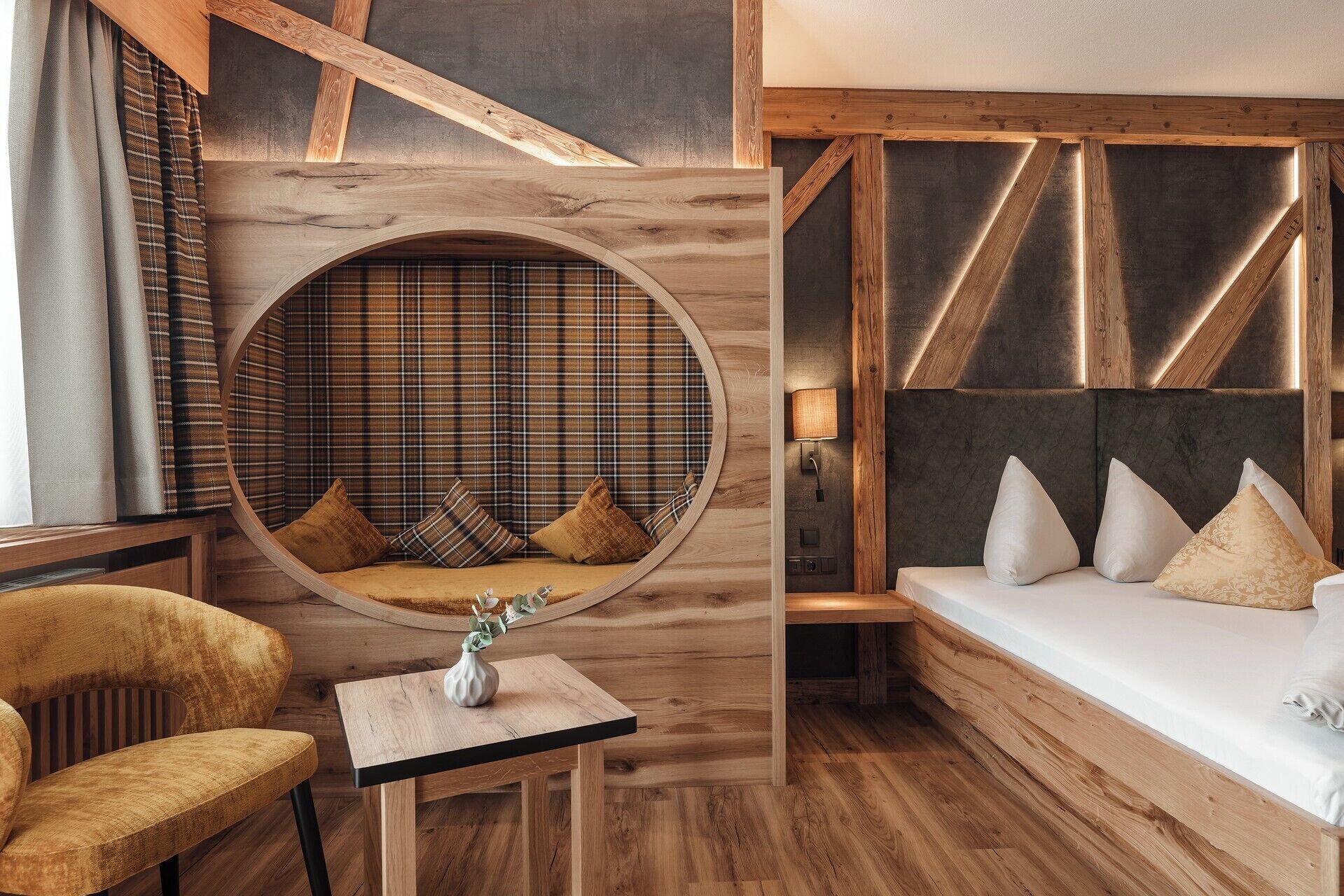 Phòng Suite Deluxe, ban công, quang cảnh núi | Bộ đồ giường cao cấp, két bảo mật tại phòng 