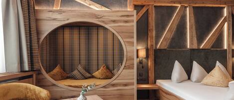 Suite – deluxe, balkong, fjellutsikt | Sengetøy av topp kvalitet, safe på rommet og barnesenger