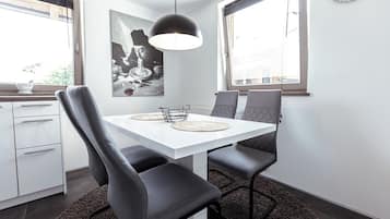 Perhehuoneisto, parveke, lisärakennuksessa | Yksityinen keittiö | Syöttötuoli