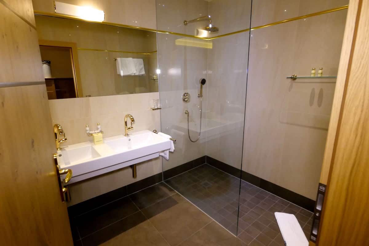 Secador de pelo, toallas, jabón y champú