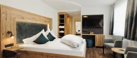 Family Quadruple Room | Premium bedding, in-room safe, cribs/infant beds, free WiFi