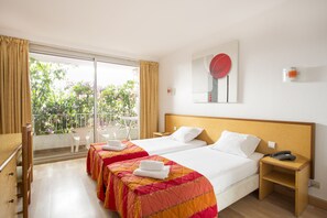 Twin Room, 2 Twin Beds | Bed sheets - Le Domaine du Mas Blanc by Popinns (Alenya)