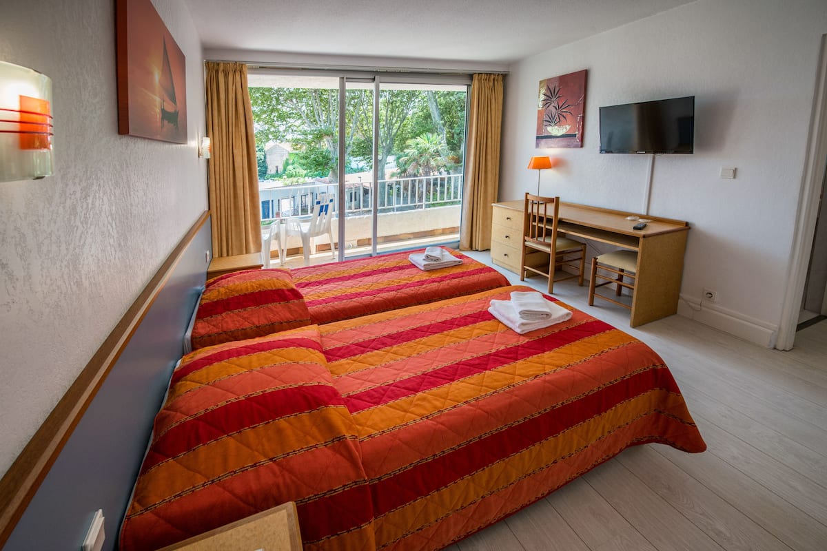 1 bedroom, bed sheets