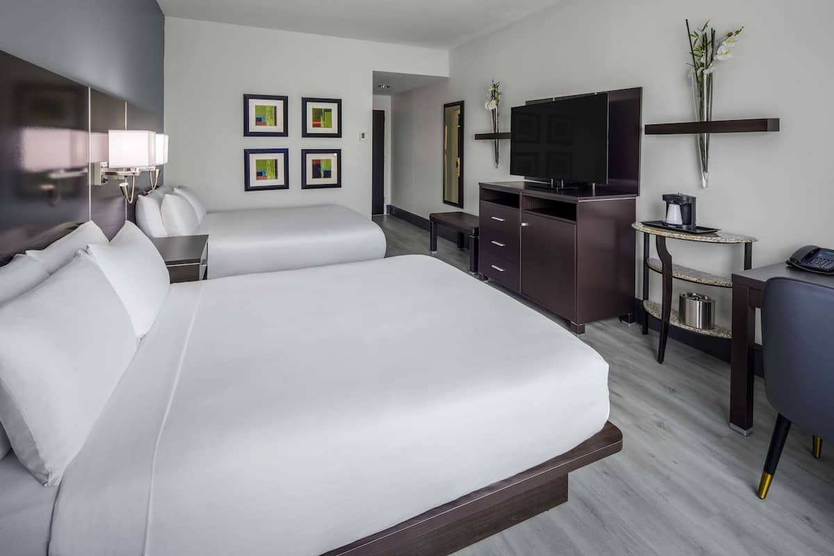 Peralatan tempat tidur premium, peti besi dalam bilik, meja