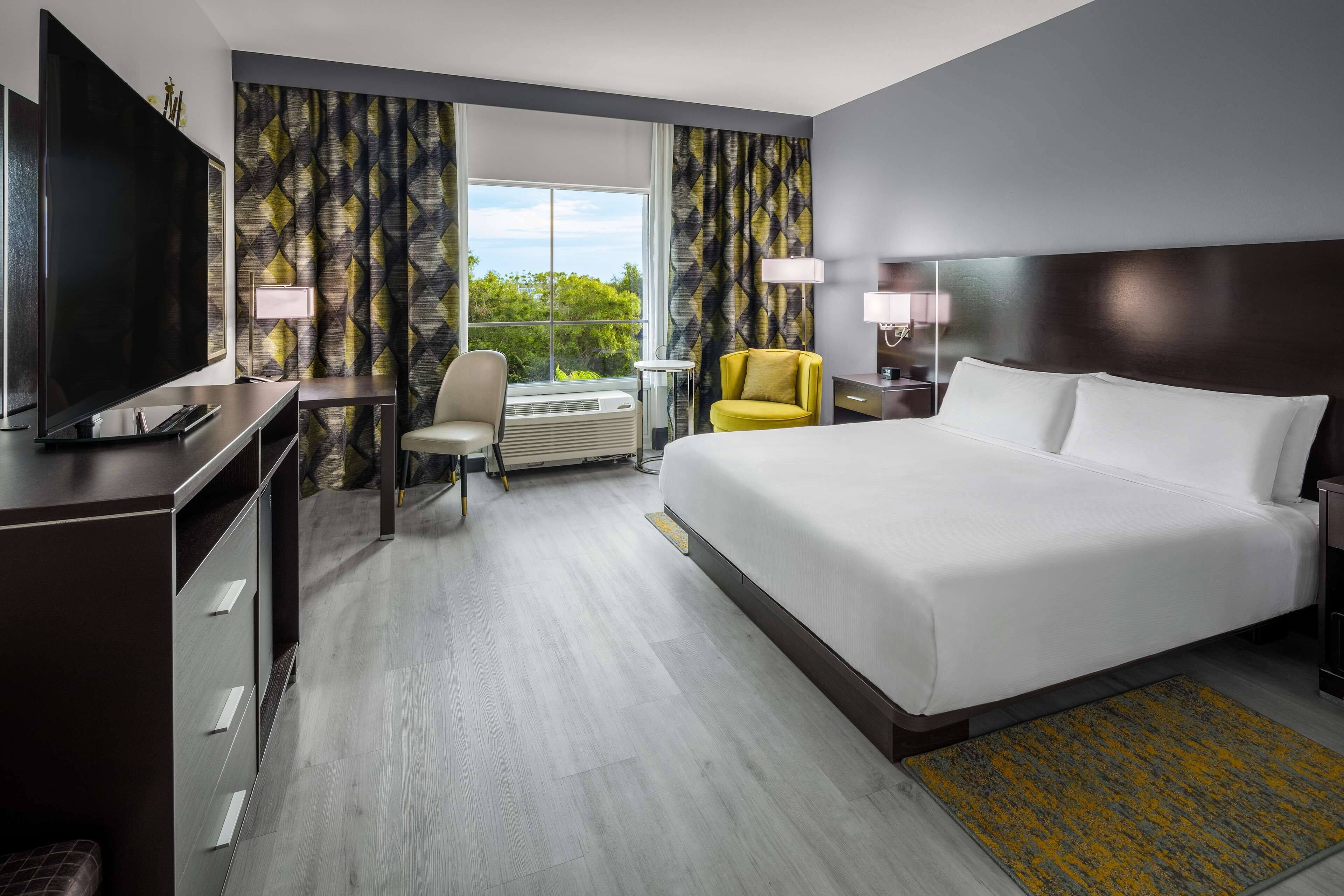 flat-screen tv, pay films