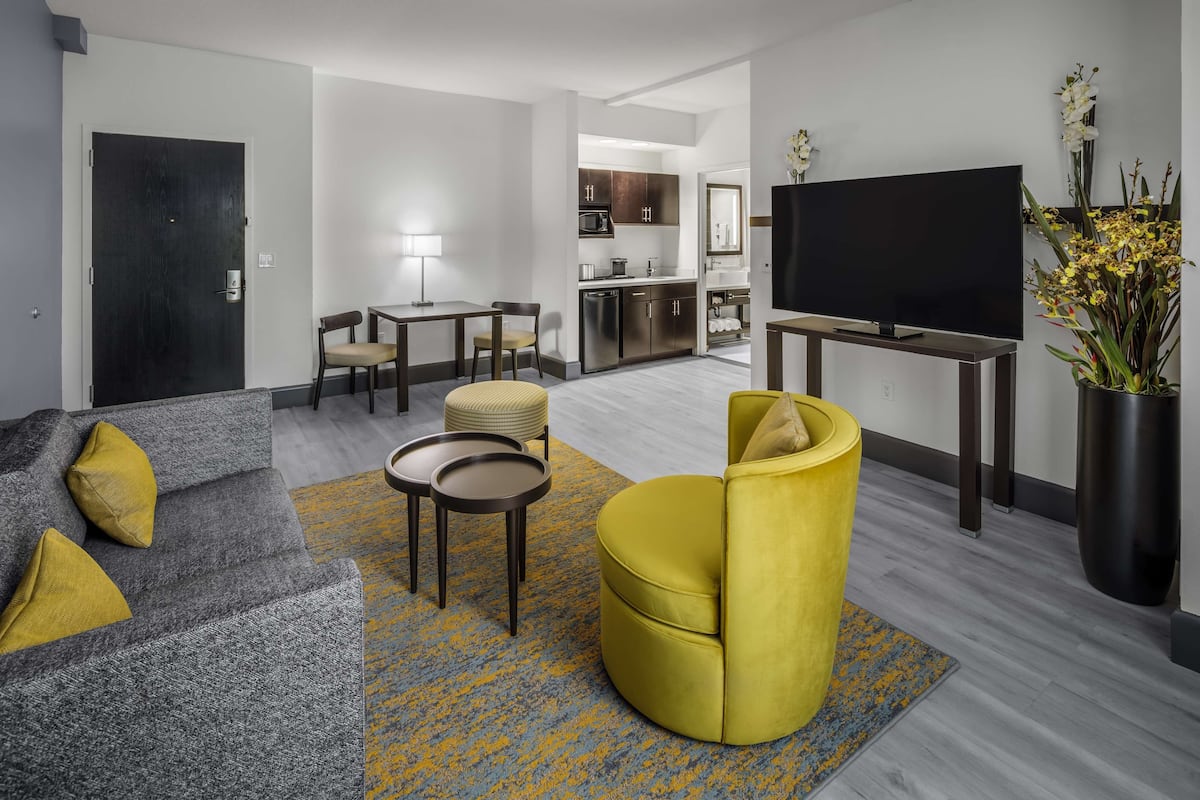 flat-screen tv, pay films