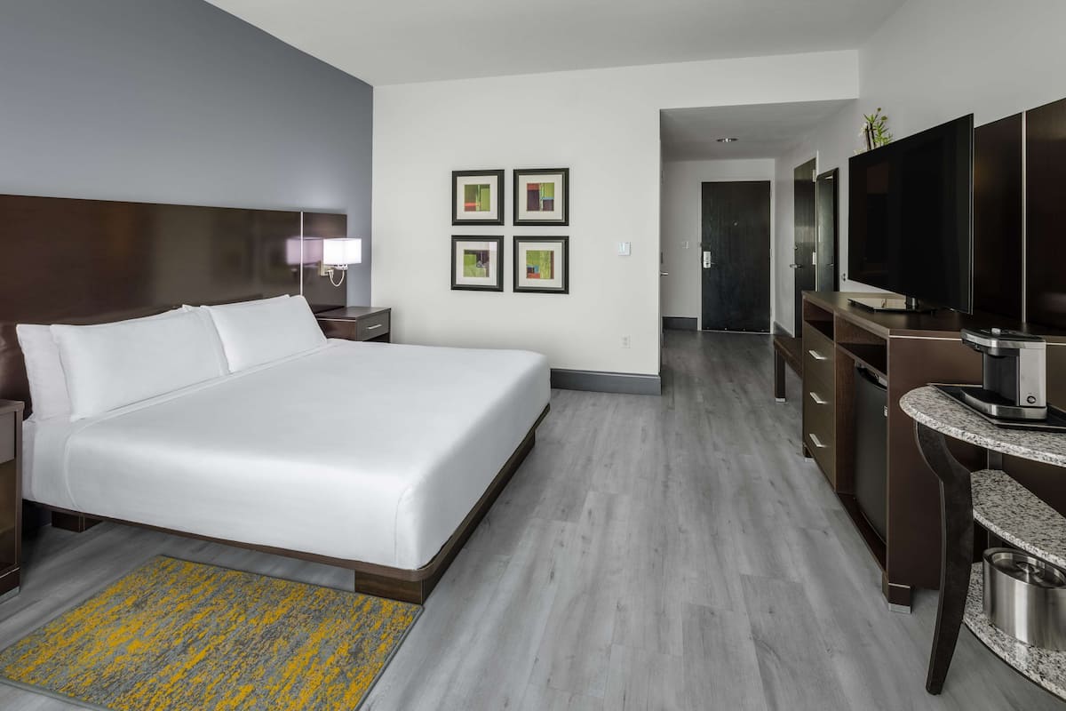 Peralatan tempat tidur premium, peti besi dalam bilik, meja