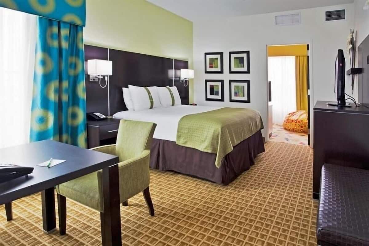 Ropa de cama de alta calidad y caja de seguridad en la habitación