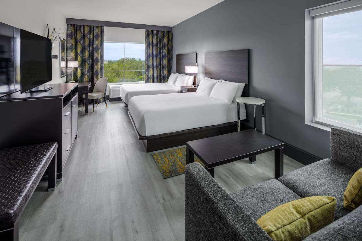 Room, Berbilang Katil, Non Smoking | Peralatan tempat tidur premium, peti besi dalam bilik, meja