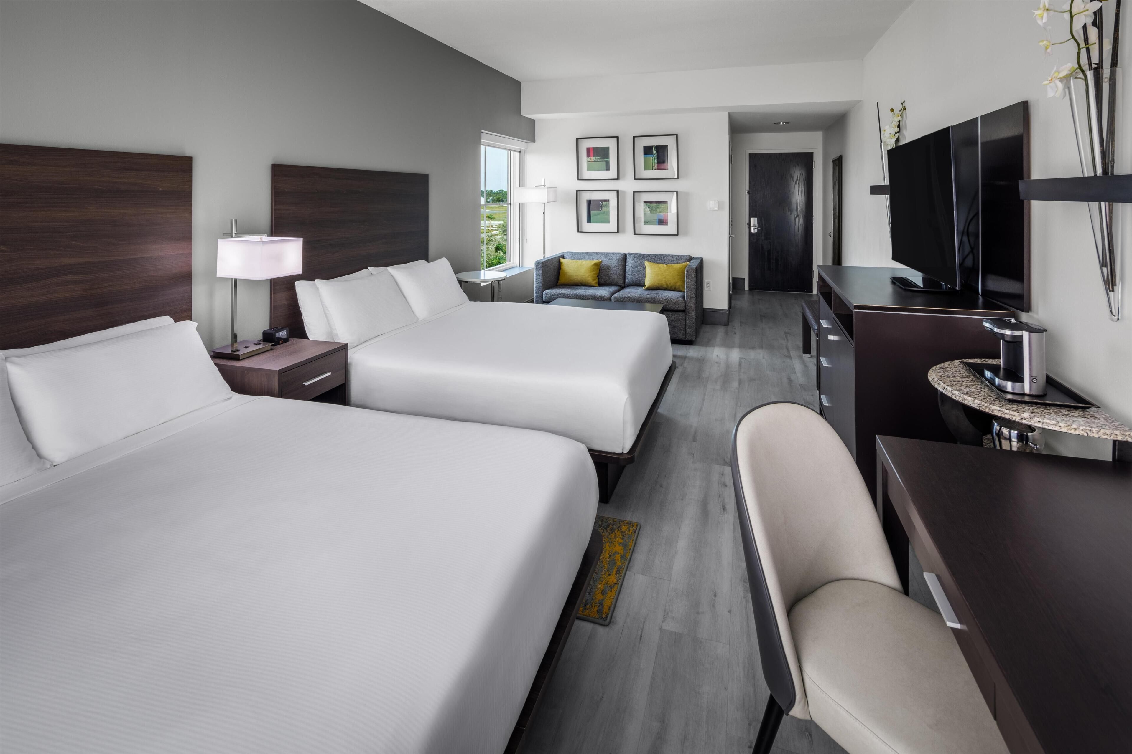 Quarto, várias camas, para não fumantes | Área de estar | TV de tela plana, filmes pagos