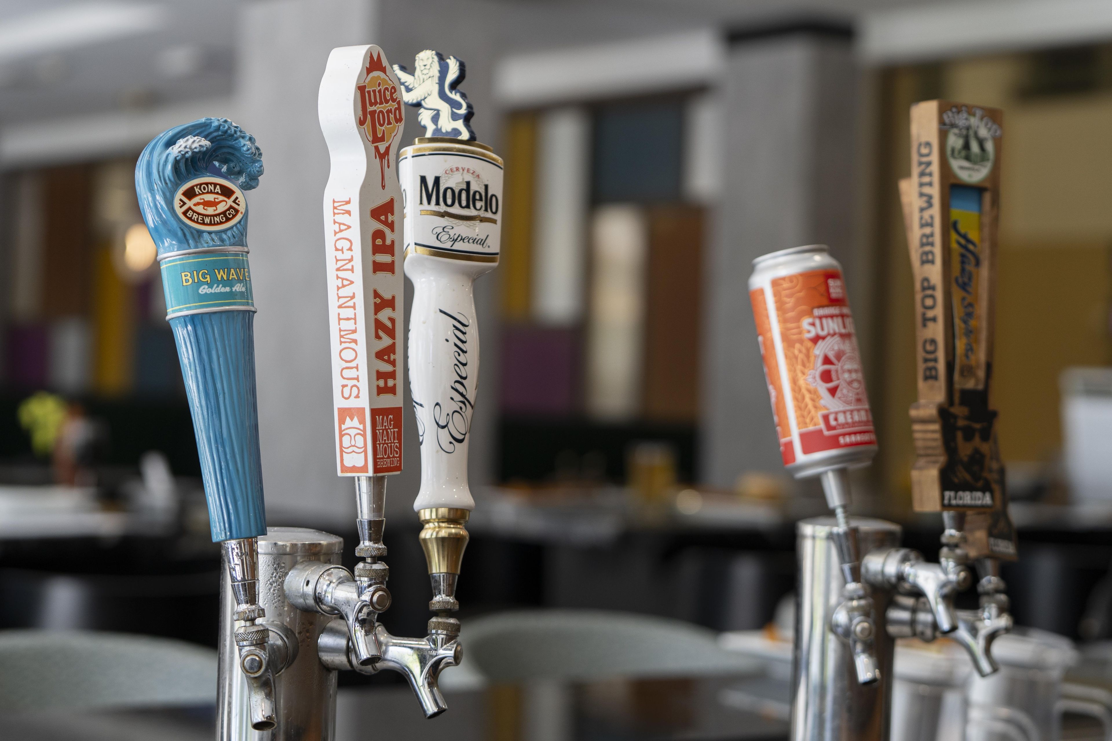 Een bar met meerdere biertaps, elk voorzien van verschillende biermerken.